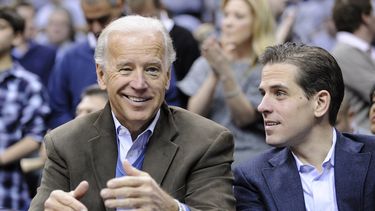 Esta foto de archivo del 30 de enero del 2010 muestra al vicepresidente Joe Biden, izquierda, al lado de su hijo Hunter durante un partido de baloncesto en Washington.  