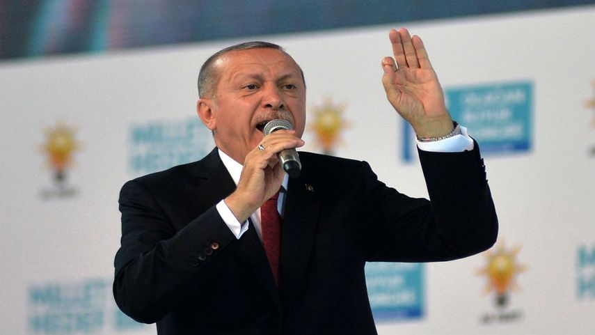 El presidente turco Recep Tayyip Erdogan habla a seguidores en Ankara.