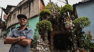 El artista brasileño Estevao Silva da Conceição posa en frente de su casa, el castelinho (el castiñito), como lo llaman en la zona de Paraisópolis, la segunda mayor favela de Sao Paulo. 