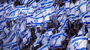 Israelíes protestando contra los planes del primer ministro de Israel Benjamin Netanyahu, para reformar la judicatura del país.