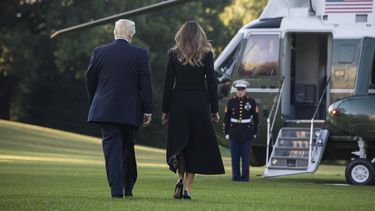 El presidente Donald Trump y la primera dama, Melania, son vistos en la Casa Blanca antes de partir hacia Las Vegas, este 4 de octubre de 2017. 
