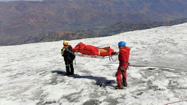 Esta fotografía distribuida por la Policía Nacional de Perú muestra a la policía cargando un cuerpo que identificaron como el del montañista estadounidense William Stampfl, en la montaña Huascarán en Huraz, Perú, el 5 de julio de 2024.