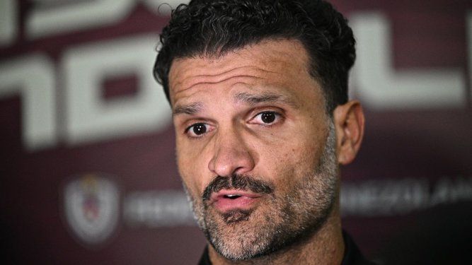 El exjugador de Venezuela, Oswaldo Vizcarrondo, habla durante una conferencia de prensa, el 14 de abril de 2025.