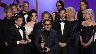 Justin Marks, centro, e Hiroyuki Sanada, centro derecha, y el equipo de “Shogun” aceptan el premio a la Mejor serie dramática en la 76 edición de los premios Emmy el domingo 15 de septiembre de 2024 en el Teatro Peacock en Los Ángeles.