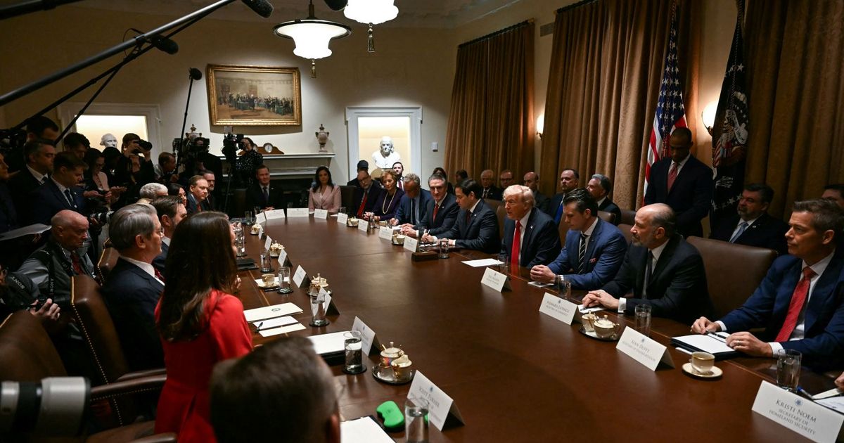 Trump consolida estrategias en la primera reunión con su gabinete