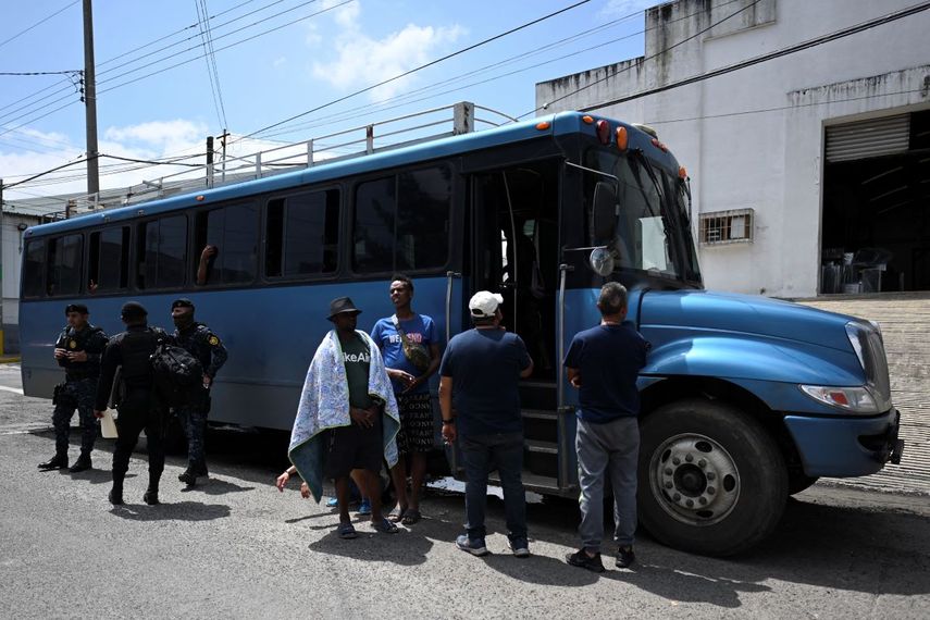 Migrantes irregulares, principalmente venezolanos que intentan llegar a Estados Unidos, fueron interceptados este miércoles en una estación de autobuses en Guatemala.
