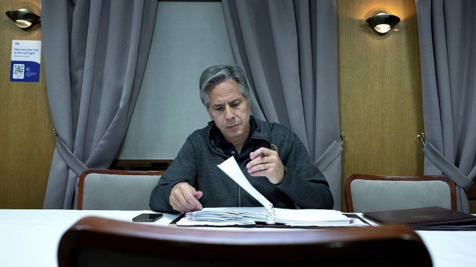 El secretario de Estado de Estados Unidos Antony Blinken trabaja mientras viaja en tren a Kiev, Ucrania, para una visita no anunciada, el 6 de septiembre de 2023.&nbsp;