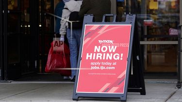 Un letrero solicita empleados a la entrada de una tienda TJMaxx.