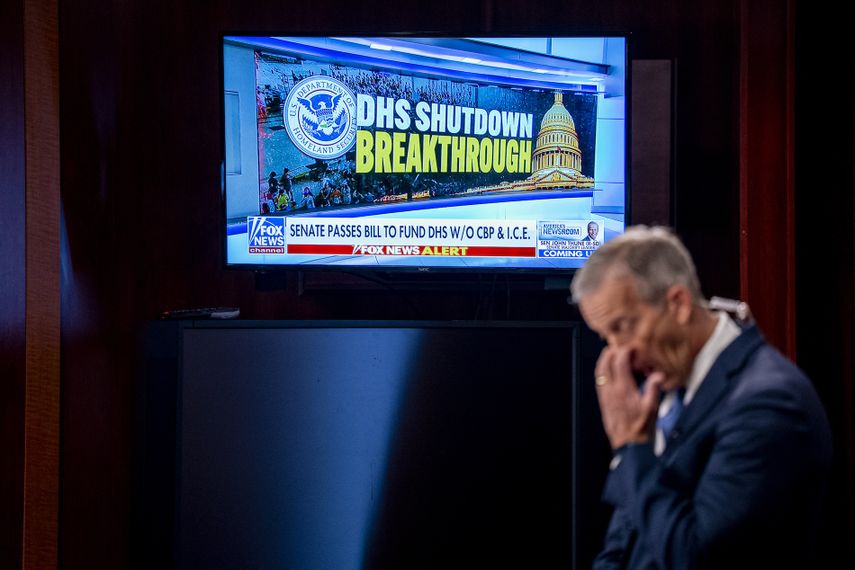 El líder de la mayoría del Senado, John Thune (R-SD), se prepara para conceder una entrevista televisiva después de que el Senado aprobara, por consentimiento unánime, un proyecto de ley de financiación para el Departamento de Seguridad Nacional (DHS) en el edificio del Capitolio de EEUU, el 2 de abril de 2026, en Washington, DC. &nbsp;