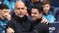 El técnico español del Manchester City, Pep Guardiola (izquierda), abraza al técnico español del Arsenal, Mikel Arteta, antes del inicio del partido de la Premier League inglesa entre el Manchester City y el Arsena