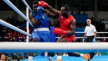 El cubano Julio La Cruz (derecha) conecta al brasileño Keno Machado en la final de peso pesado en el boxeo de los Juegos Panamericanos en Santiago, Chile, el viernes 27 de octubre de 2023.