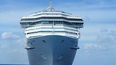 Imagen frontal del crucero Carnival Glory anclado en alta mar.