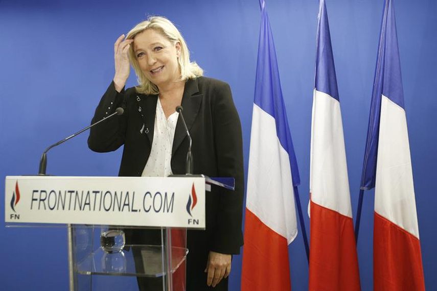 La presidente del Frente Nacional ( FN ), Marine Le Pen pronuncia su discurso después de los medios de comunicación franceses anunciaron los resultados después de la primera ronda de 2015 ele