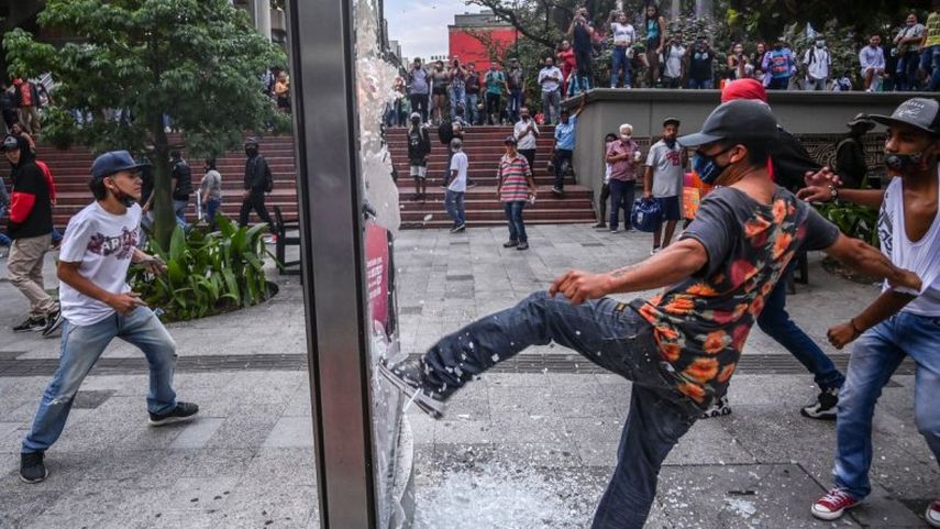 Manifestantes destruyen la propiedad p&uacute;blica durante las protestas en Medellin, Colombia. Foto 11 de septiembre de 2020.