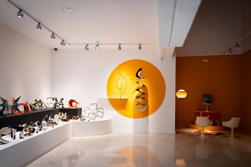 La muestra de Frank Rebajes en el Mucac La Coracha repasa la trayectoria en su etapa en Nueva York y en Málaga.