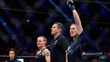 La mexicana Alexa Grasso es oficializada como la ganadora y nueva campeona de la categoría peso mosca femenina, el sábado 4 de marzo de 2023.