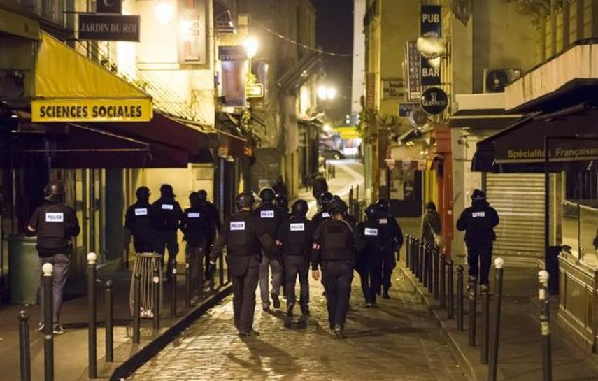 Oficiales de la policía de Paris patrullan las calles de Saint-German, que permanecen desoladas tras los atentados. (EFE)