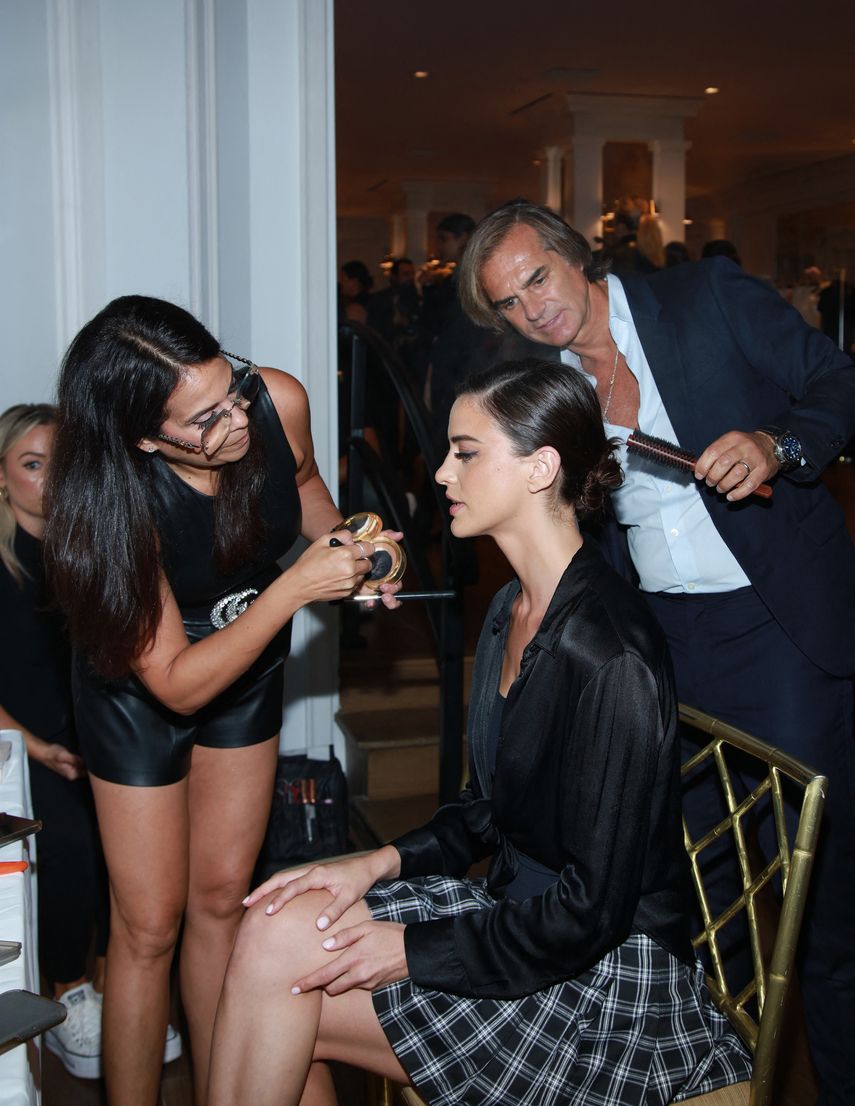 Una modelo se prepara entre bastidores para el desfile de modas de Dennis Basso durante septiembre de 2022 - Semana de la Moda de Nueva York: The Shows at The Pierre Hotel el 12 de septiembre de 2022 en la ciudad de Nueva York.&nbsp;