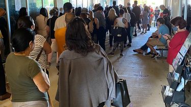 Fila en oficina de la licencia en West Kendall.