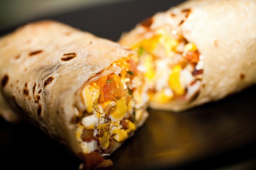 A diferencia de los otros burritos, que incluyen frijoles o arroz acompañados de carne de res o de pollo dentro de la tortilla enrollada, los burritos de desayuno llevan papas (o tofu) y huevos revueltos con jamón, tocino, chorizo o salchicha.