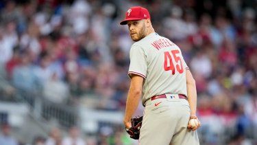 Zack Wheeler (45), abridor de los Filis de Filadelfia, amarra a un corredor en primera base en a segunda entrada del Juego 2 de la Serie Divisional de la Liga Nacional en contra de los Bravos de Atlanta, el lunes 9 de octubre de 2023, en Atlanta.&nbsp;