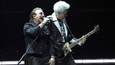 La canción laureada con un Grammy, que trata de suicidio, fue escrita por la banda luego que Hutchence, el cantante de INXS, fue hallado muerto en 1997.&nbsp; 
