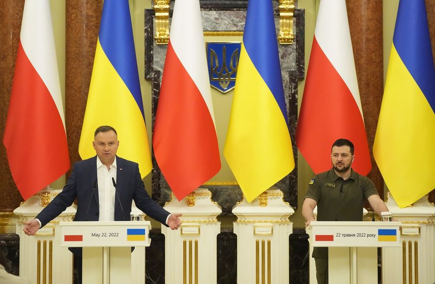 El presidente ucraniano Volodymyr Zelenskyy (derecha) y su homólogo polaco Andrzej Duda en una conferencia de prensa en Kiev, Ucrania, el domingo 22 de mayo de 2022.&nbsp;