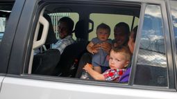 Varias personas no identificadas se disponen a ir al aeropuerto desde la instalación del grupo misionero estadounidense Christian Aid Ministries en Titanyen, al norte de Puerto Príncipe, Haití, el 16 de diciembre de 2021.&nbsp;