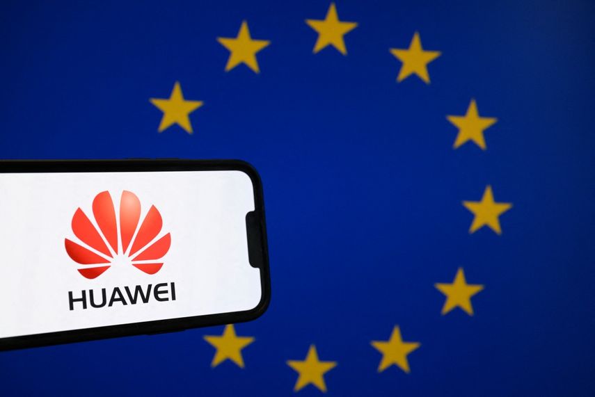 logotipo del gigante chino de las telecomunicaciones, Huawei, en un teléfono inteligente frente a una bandera de la Unión Europea.