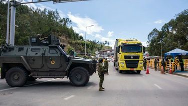 Un soldado ecuatoriano monta guardia junto a un vehículo blindado mientras Ecuador restringía la entrada de extranjeros en el puente internacional de Rumichaca, en la frontera entre Ecuador y Colombia, en Tulcán, Ecuador, el 12 de abril de 2025. El presidente de derecha Daniel Noboa se enfrenta a una reñida segunda vuelta el 13 de abril de 2025 contra su carismática rival de izquierda Luisa González, quien aspira a convertirse en la primera presidenta del país. (Foto de Reicarmyr CANIZARES / AFP)