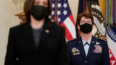 La general de la Fuerza Aérea de Estados Unidos, Jacqueline Van Ovost (atrás a la derecha) durante un evento.