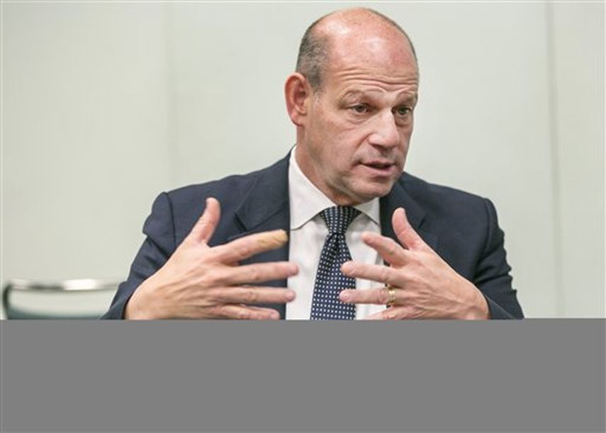 León Rodríguez, director del Servicio de Ciudadanía e Inmigración de EEUU, habla con reporteros sobre las medidas migratorias anunciadas por el presidente Barack Obama. (Foto AP) 
