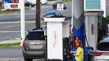 Una mujer rellena el tanque de combustible de su vehículo en una gasolinera de Estados Unidos. Archivo.