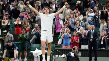 El británico Jack Draper celebra tras vencer al sueco Elias Ymer en la primera ronda de Wimbledon, el martes 2 de julio del 2024.