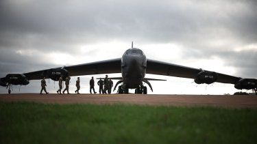 La tripulación de la Fuerza Aérea de EEUU alrededor del bombardero B-52.