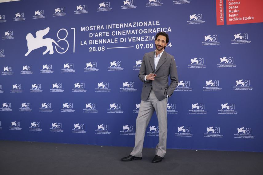 Adrien Brody posa para los fotógrafos en la sesión fotográfica de la película The Brutalist durante la 81ª edición del Festival de Cine de Venecia, el domingo 1 de septiembre de 2024.