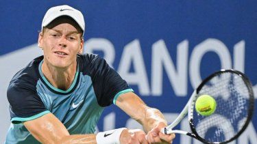 Jannik Sinner, de Italia, devuelve un tiro frente a Andrey Rublev, de Rusia, durante un partido de cuartos de final en el Abierto de Montreal, el sábado 10 de agosto de 2024.&nbsp;