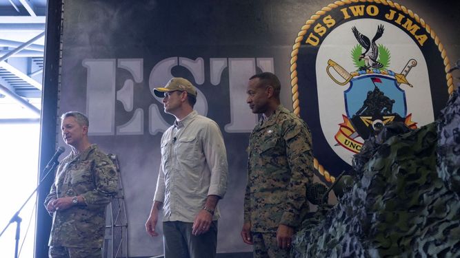 El secretario de Guerra, Pete Hegseth, y el jefe del Estado Mayor Conjunto, general Dan Caine, se reunieron con marines en Puerto Rico y en el buque USS Iwo Jima, desplegado en el Caribe, frente a las costas de Venezuela. Nuestros combatientes son la fuerza de combate MÁS FUERTE y MÁS LETAL de la Tierra, dijo el funcionario Hegseth.
