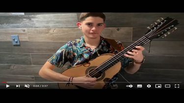 Xavier Cintrón, joven cuatrista puertorriqueño, recibe beca Juanes de Fundación Latin Grammy.