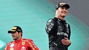 El piloto de Mercedes George Russell celebra en el pedio tras ganar el Gran Premio de Austria en el Red Bull Ring el domingo 30 de junio del 2024.