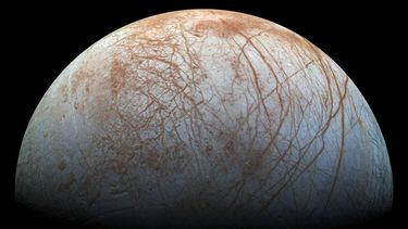 La imagen proveída por la NASA muestra la luna de Júpiter Europa, en una composición de fotos capturadas por la sonda espacial de la NASA Galileo.