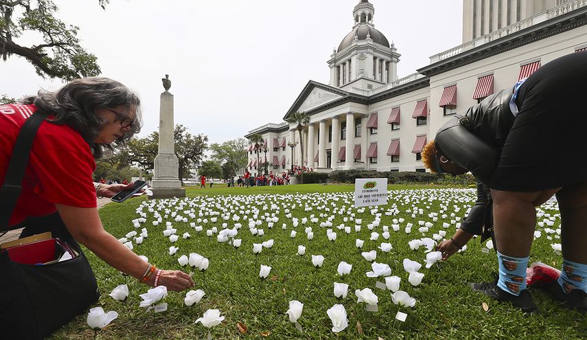 Cerca de 3.000 rosas blancas, una por cada persona muerta por disparos en Florida en 2022, fueron desplegadas frente al Capitolio estatal.