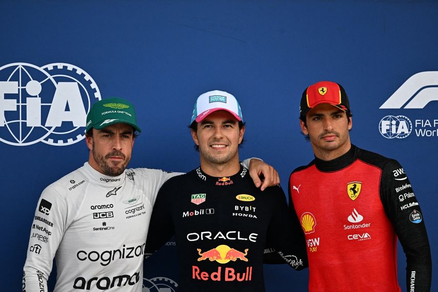  El piloto español de Aston Martin, Fernando Alonso, el piloto mexicano de Red Bull Racing, Sergio Pérez, y el piloto español de Ferrari, Carlos Sainz Jr., posan después de la sesión de clasificación para el Gran Premio de Fórmula Uno de Miami 2023