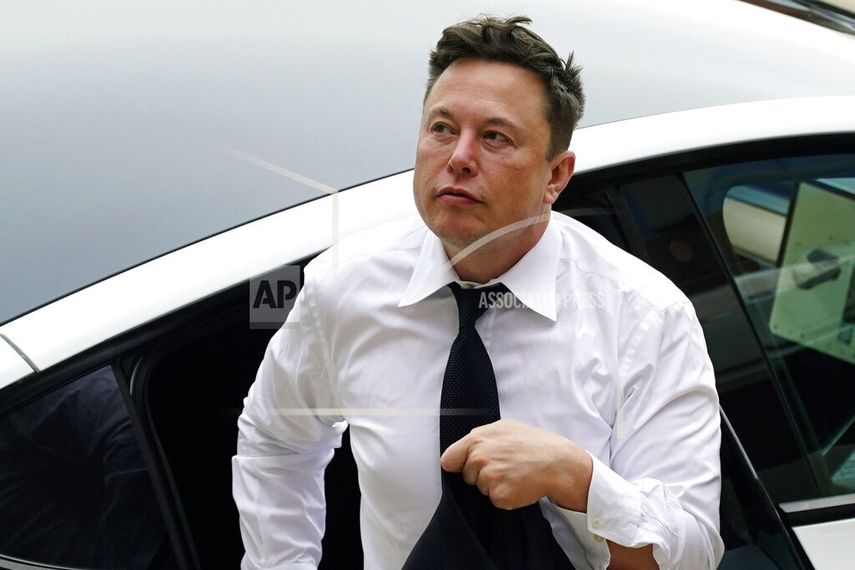 Elon Musk llega al centro de justicia de Wilmington, Delaware.