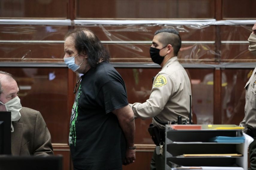 El actor porno Ron Jeremy es escoltado a la salida de la Corte Superior de Los Angeles luego de su comparecencia inicial en Los Angeles, el martes 23 de junio de 2020.&nbsp;