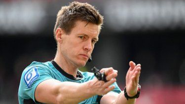 El árbitro alemán Daniel Siebert reacciona durante el partido de fútbol de la Bundesliga de primera división alemana entre el SC Freiburg y el FC Bayern Munich en Friburgo, en el sur de Alemania, el 4 de abril de 2026.