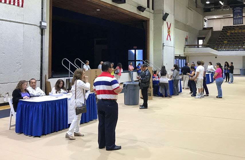 Aspecto general de las elecciones ecuatorianas en Miami. (D. CASTROPÉ)