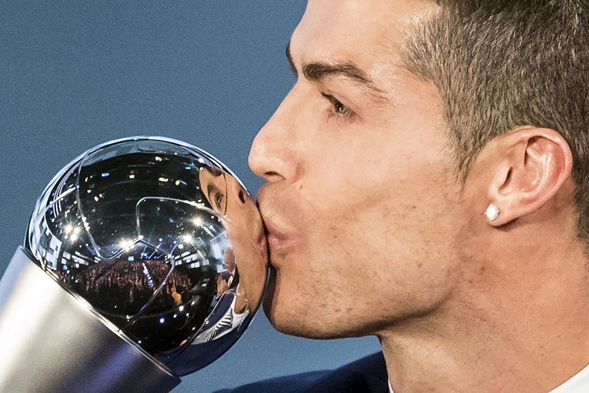 Cristiano&nbsp;Ronaldo besa su trofeo a Mejor Jugador Masculino del Año 2016 durante la gala.