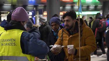 Refugiados llegados de Ucrania reciben asistencia en la estación de trenes de Berlín el 3 de marzo del 2022.&nbsp;