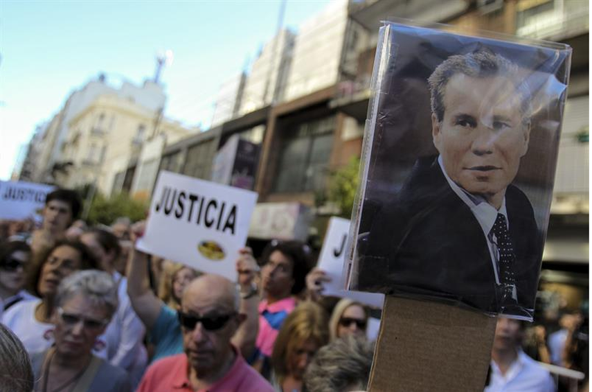Mientras el Gobierno argentino reitera que se trada de una operación montada para intentar desgastarlo, la indignación continúa en las calles. Foto: EFE
